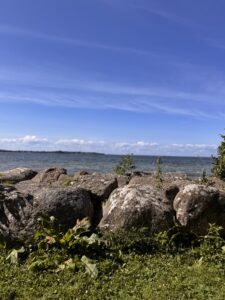 Muren längs strandpromenaden