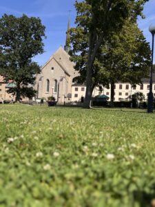 Klosterkyrkan sedd från filten vid muren längs strandpromenaden